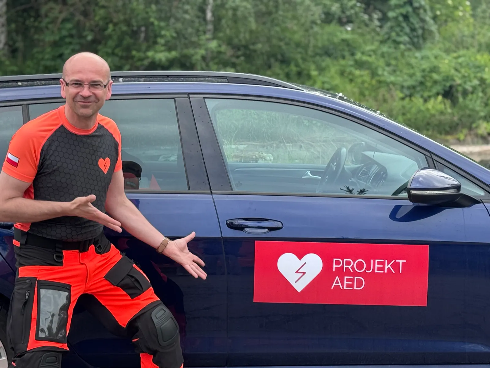 Samochód Projekt AED w drodze na szkolenie